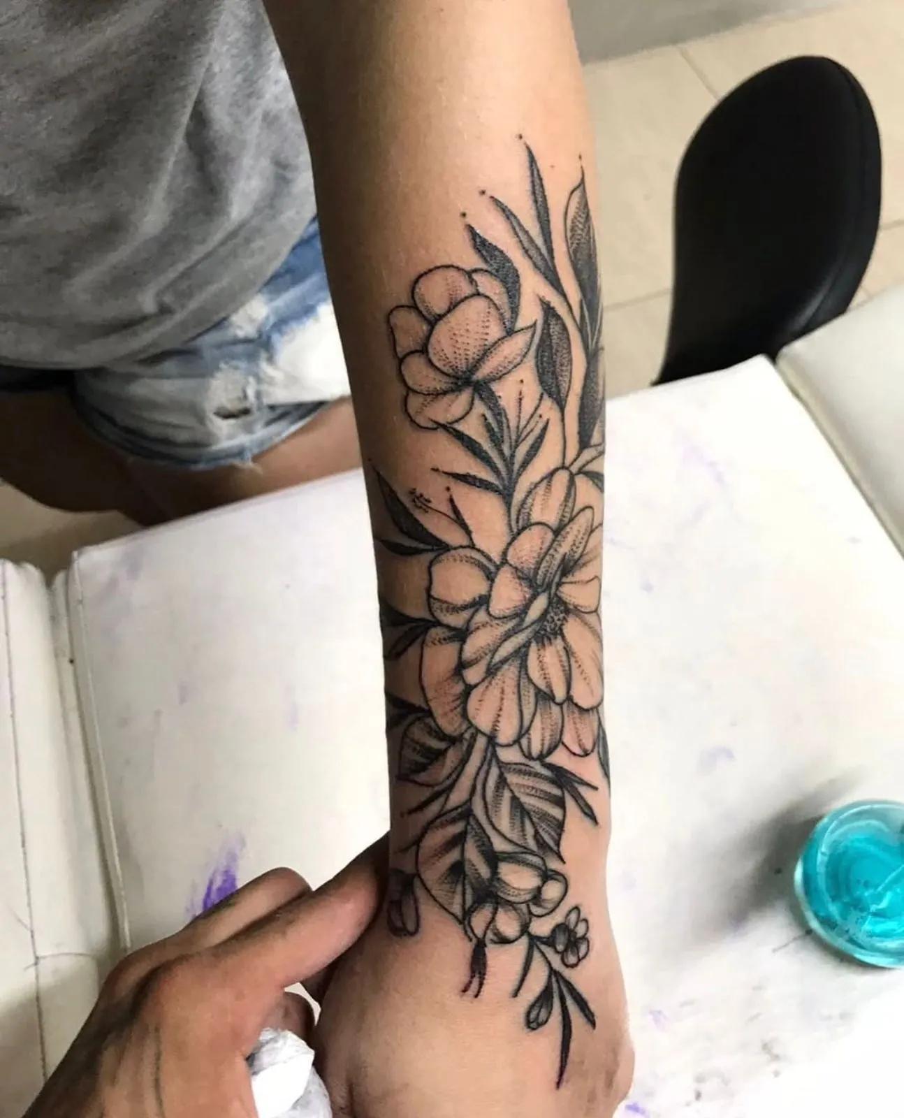Tatuagem fineline de flores no antebraço